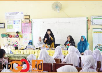 Ketua Tim Penggerak PKK OKU Timur, dr. Sheila Noberta Sp.A, M.Kes saat sosialisasi Gemarikan di SDN 20 Martapura, Rabu (19/6).