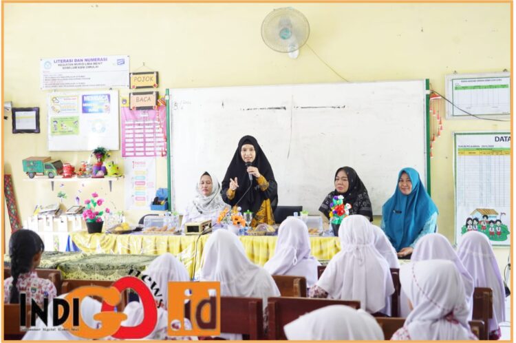 Ketua Tim Penggerak PKK OKU Timur, dr. Sheila Noberta Sp.A, M.Kes saat sosialisasi Gemarikan di SDN 20 Martapura, Rabu (19/6).
