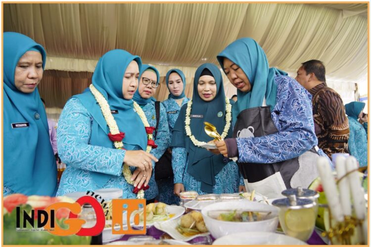 TP. PKK Provinsi Sumatra Selatan, Tyas Fatoni didampingi Ketua TP. PKK Kabupaten OKU Timur, dr. Sheila Noberta Sp.A, M.Kes kegiatan ini diikuti oleh TP. PKK dari 20 Kecamatan di Bumi Sebiduk Sehaluan.