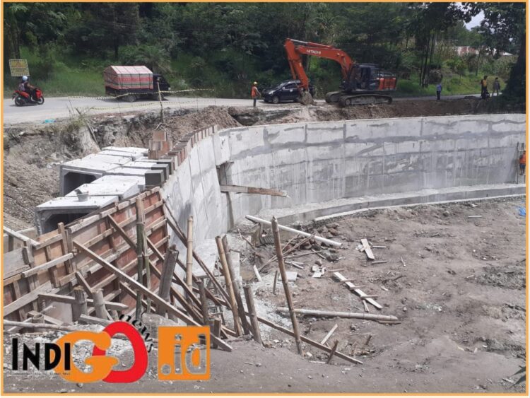 Tembok penahan longsor yang tidak sesuai dengan spesifikasi, Jumat (21/6).