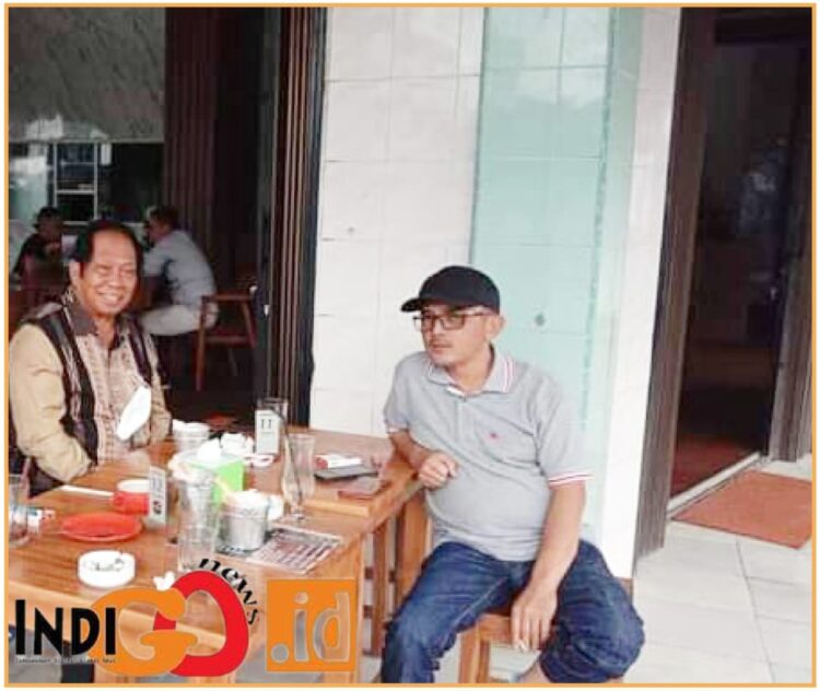 Anthon Sihombing mantan anggota DPR RI bersama reporter Indigonews, Jumat (21/6).