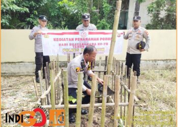 Kapolsek Cempaka, AKP. Aston L Sinaga SH saat menanam pohon, Kamis (20/6).