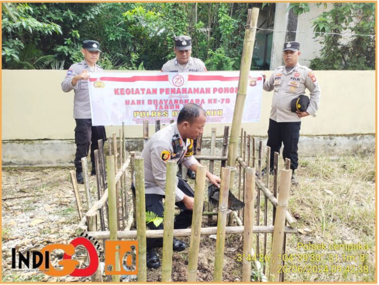 Kapolsek Cempaka, AKP. Aston L Sinaga SH saat menanam pohon, Kamis (20/6).