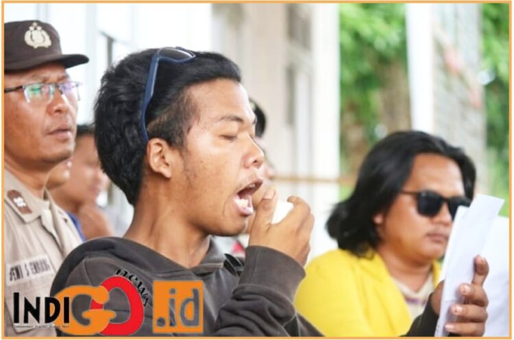 Kelompok Mahasiswa Peduli Demokrasi (KMPD) Siantar - Simalungun saat aksi digedung DPRD Kabupaten Simalungun, Sabtu (22/6).