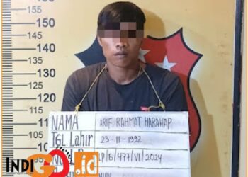 Arif, tersangka pencurian dengan kekerasan saat diamankan di Polsek Medan Labuhan, Kamis (20/6).