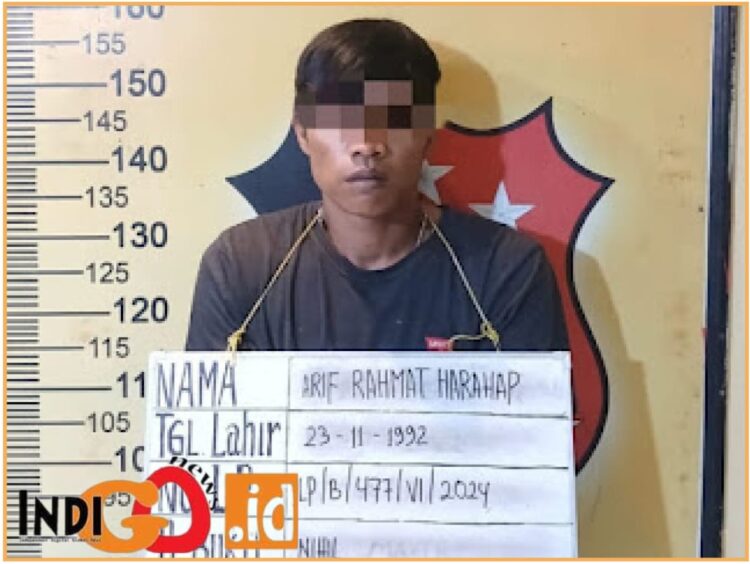 Arif, tersangka pencurian dengan kekerasan saat diamankan di Polsek Medan Labuhan, Kamis (20/6).