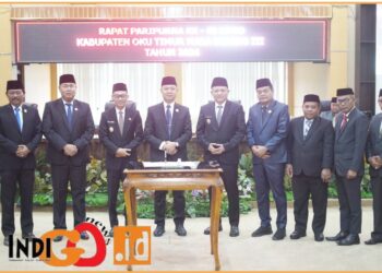 Bupati dan Wakil Bupati OKU Timur Ir. H. Lanosin MT dan HM. Adi Nugraja Purna Yudha SH didampingi Sekretaris Daerah H. Jumadi S.Sos saat hadiri penutupan paripurna LKPj TA 2023, Senin (24/6).