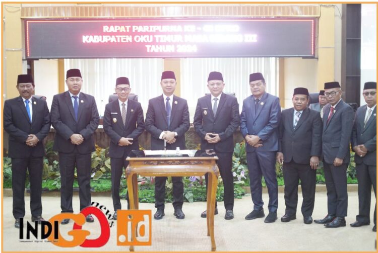 Bupati dan Wakil Bupati OKU Timur Ir. H. Lanosin MT dan HM. Adi Nugraja Purna Yudha SH didampingi Sekretaris Daerah H. Jumadi S.Sos saat hadiri penutupan paripurna LKPj TA 2023, Senin (24/6).