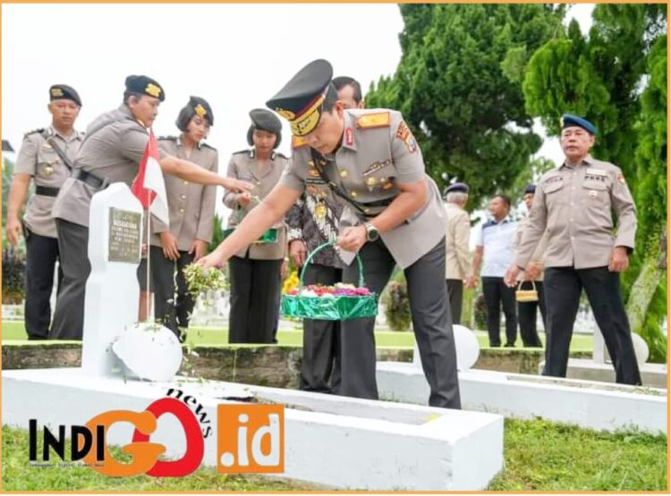 Wakapolda) Sumatera Utara, Brigjen. Pol. Rony Samtana SIK, MTCP beserta Pejabat Utama (PJU) Polda Sumut, menghadiri acara ziarah di Taman Makam Pahlawan (TMP) berlokasi dijalan Sisingamangaraja, Kecamatan Medan Kota, Senin pagi (24/6/2024).