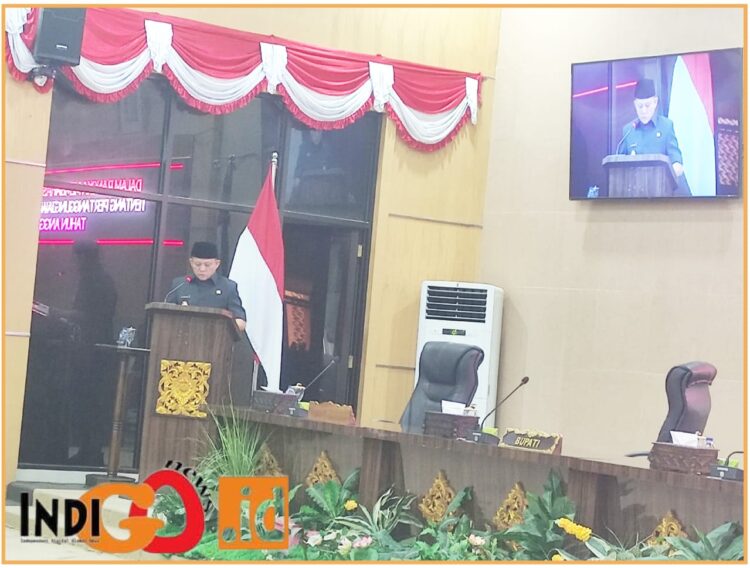 Bupati Enos saat menjawab pandang umum 9 fraksi DPRD OKU Timur, Selasa (25/6).