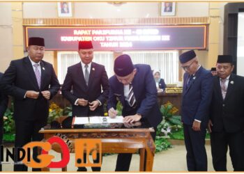 Bupati OKU Timur, Enos bersama Ketua dab Wakil Ketua DPRD saat tanda tangani penetapan Perda Pertanggunjawaban APBD 2023, Kamis (27/6).