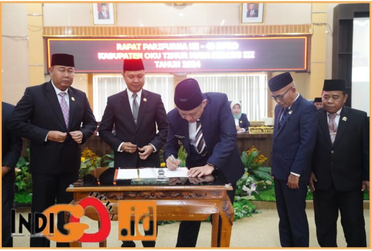 Bupati OKU Timur, Enos bersama Ketua dab Wakil Ketua DPRD saat tanda tangani penetapan Perda Pertanggunjawaban APBD 2023, Kamis (27/6).