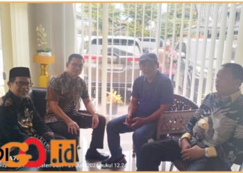 Kacbdis Wil IV, Salman didampingi Kabid SMA, Zulkarnaen Barus M.Pd dan Ketua MKKS SMA Kabupaten Dairi, Drs. Silas Sahat Sihombing saat memberikan keterangan di aula On’s Hotel, Jl Sisingamangaraja Sidikalang, Kamis (27/6).