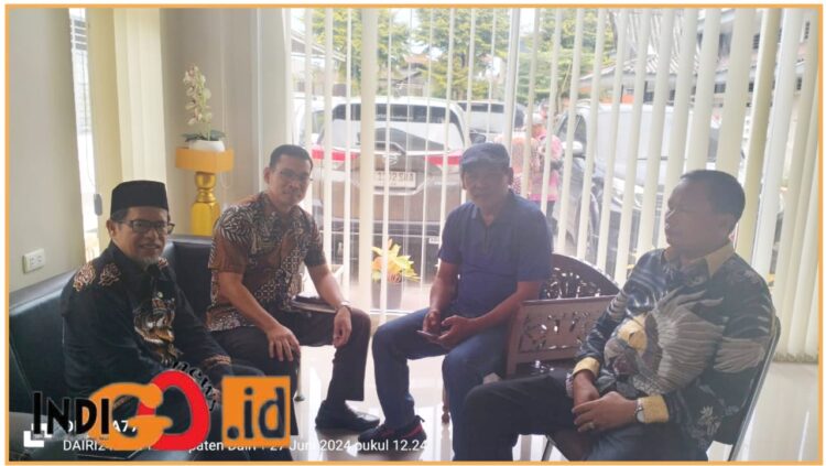 Kacbdis Wil IV, Salman didampingi Kabid SMA, Zulkarnaen Barus M.Pd dan Ketua MKKS SMA Kabupaten Dairi, Drs. Silas Sahat Sihombing saat memberikan keterangan di aula On’s Hotel, Jl Sisingamangaraja Sidikalang, Kamis (27/6).