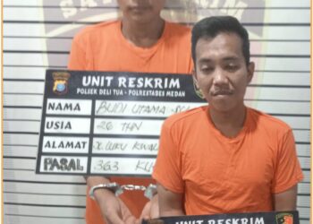 Tersanbka, Budi dan Gustin saat diamankan di Polsek Delitua, Jumat (28/6).