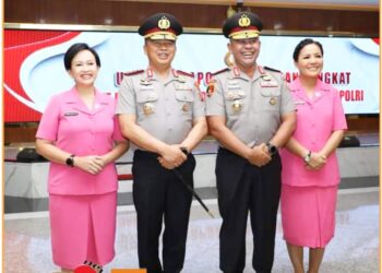 Komjen. Pol. Agung bersama Irjen. Pol. Whisnu Hermawan Februanto saat ikuti prosesi naik pangkat di Mabes Polri, Sabtu (29/6).