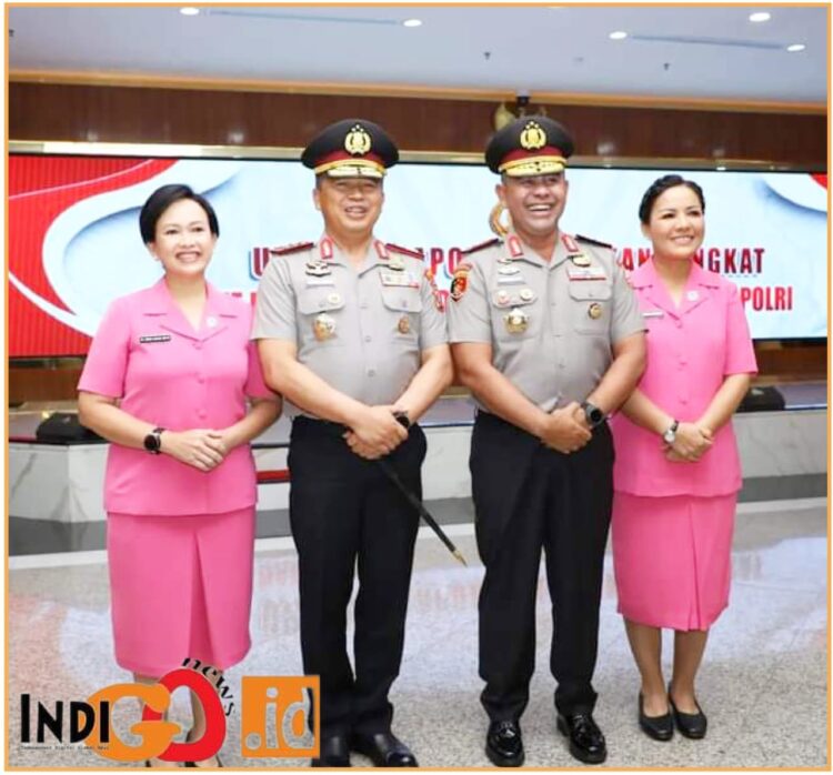 Komjen. Pol. Agung bersama Irjen. Pol. Whisnu Hermawan Februanto saat ikuti prosesi naik pangkat di Mabes Polri, Sabtu (29/6).