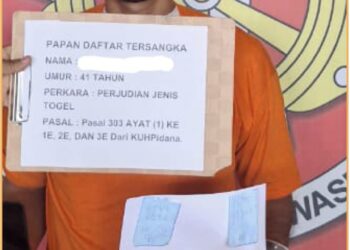 Tersangka FS saat diamankan di Mapolres Dairi, Minggu (30/6).