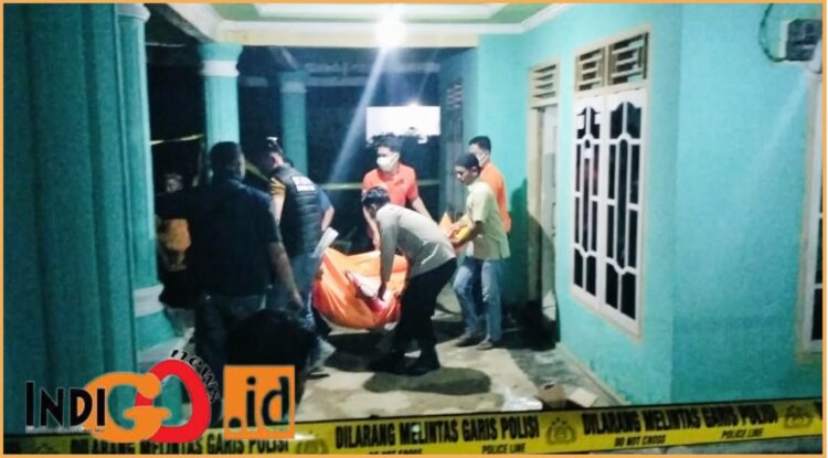 Personil Polres OKU Timur bersama jajaran saat mengamankan jenazah, Senin (1/7).