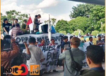 Aliansi Permata saat aksi si depan DPRD Taput, Senin (1/7).