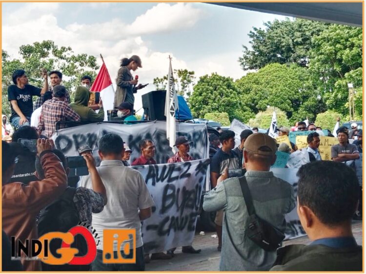 Aliansi Permata saat aksi si depan DPRD Taput, Senin (1/7).