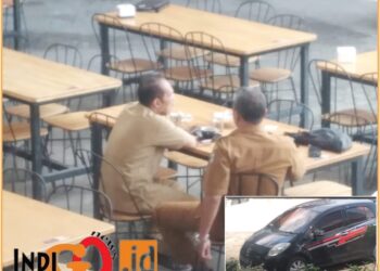 Kedua oknum PNS P3mkab Simalungun dan mobil saat nongrong dijam kerja, Selasa (2/7).