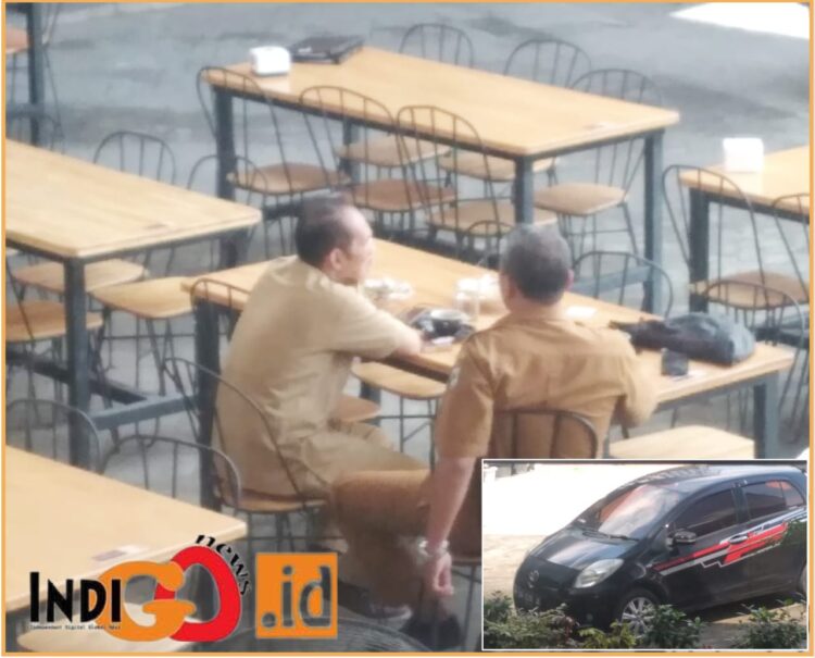 Kedua oknum PNS P3mkab Simalungun dan mobil saat nongrong dijam kerja, Selasa (2/7).