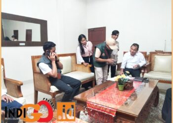 Pantarlih KPUD Dairi saat coklit dirumah dinas Pj. Bupati, Senin (24/6).