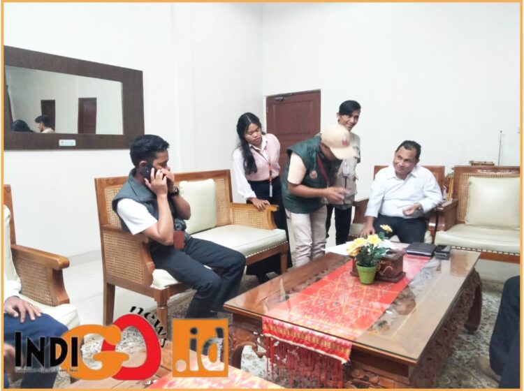 Pantarlih KPUD Dairi saat coklit dirumah dinas Pj. Bupati, Senin (24/6).