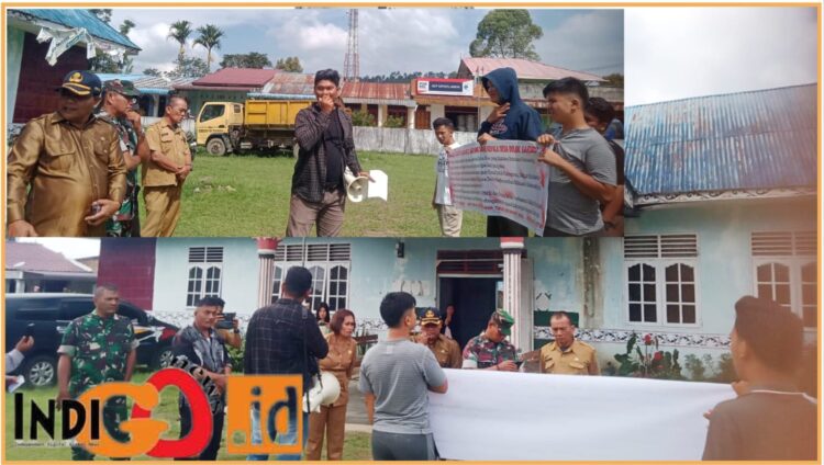 Aliansi mahasiswa bwrsana warga saat aksi unjuk rasa di kantor Camat Dolok Pardamean, Selasa (2/7).