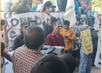 Aliansi Permata saat unjuk rasa di depan kantor Bupati Taput, Rabu (3/7).