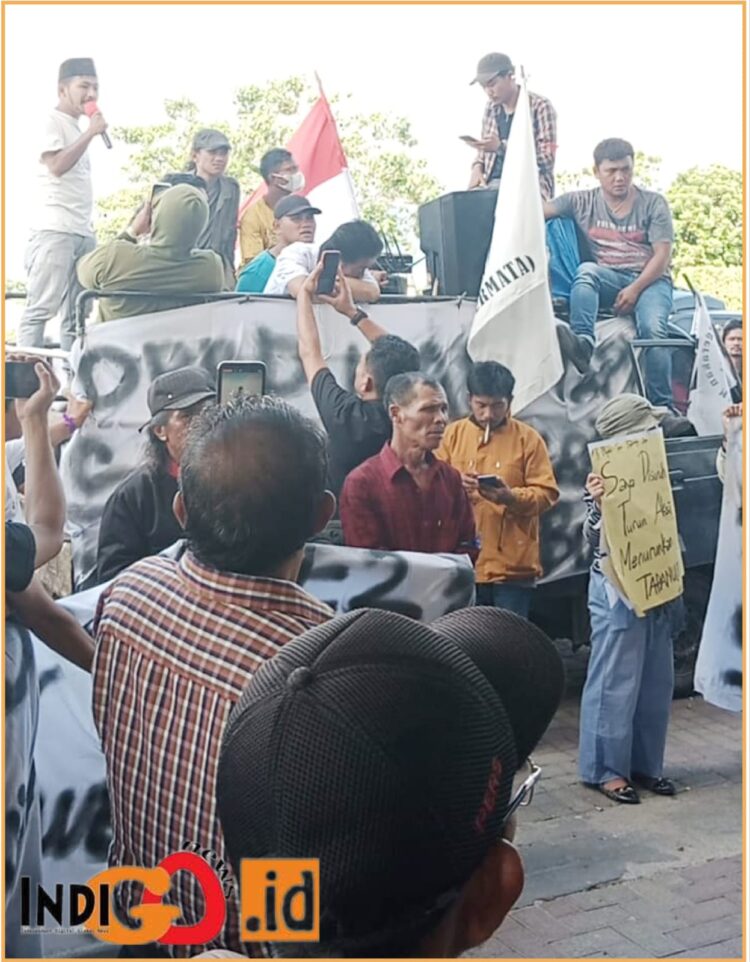 Aliansi Permata saat unjuk rasa di depan kantor Bupati Taput, Rabu (3/7).