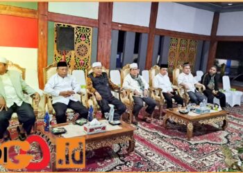 Asisten III, Sutrisno SE, MM didampingi Kabag Kesra, Sukran saat sanbut jamaah haji, Jumat (5/7).