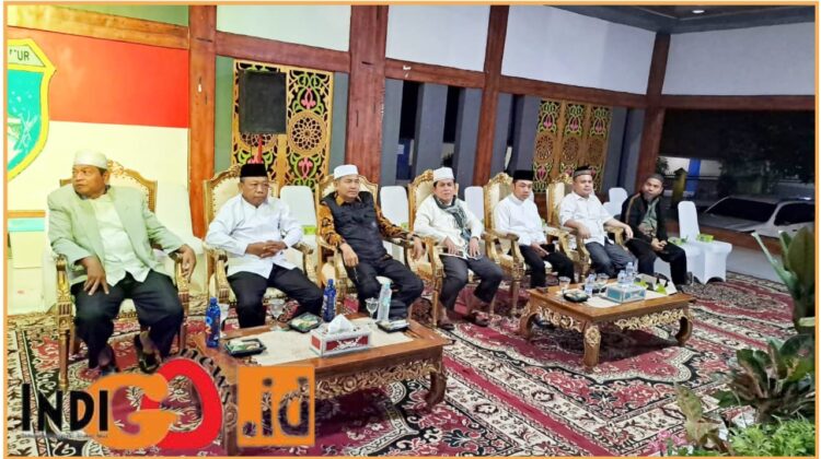 Asisten III, Sutrisno SE, MM didampingi Kabag Kesra, Sukran saat sanbut jamaah haji, Jumat (5/7).