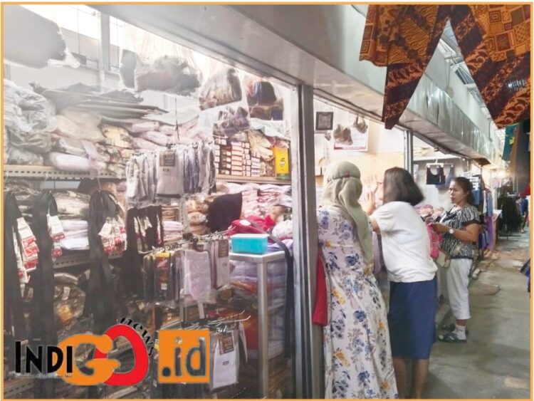 Kios Bude Sunarti yang sepi pembeli di Pasar Kalideres, Jumat (5/7).