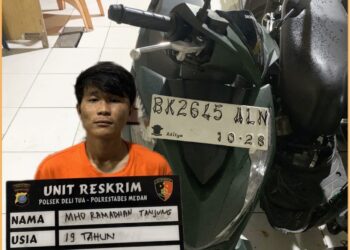 Tersangka, MRT saat diamankan di Polsek Deli Tua, Jumat (5/7).