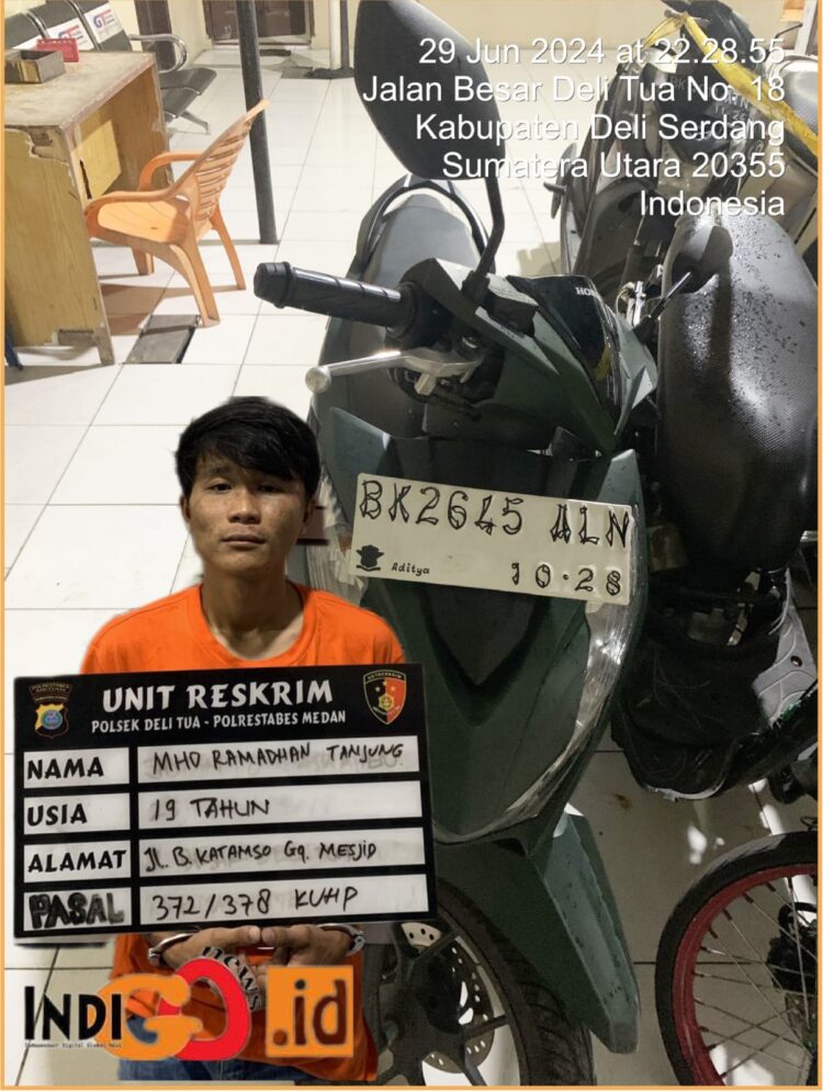 Tersangka, MRT saat diamankan di Polsek Deli Tua, Jumat (5/7).