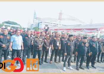 Ketum GRIB Jaya, Hercules didampinhi Sekjen saat hadiri pelantikan DPD GRIB Jaya Provinso Sumut, Kamis (4/7).