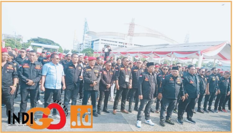 Ketum GRIB Jaya, Hercules didampinhi Sekjen saat hadiri pelantikan DPD GRIB Jaya Provinso Sumut, Kamis (4/7).