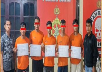 Kelima tersangka saat diamankan di Polres Dairi, Minggu (7/7).