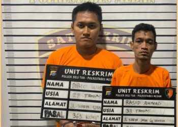 Kedua tersangka pencurian sepeda motor saat diamankan di Polsek Deli Tua, Kamis (4/7).