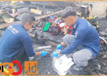 Personil Polda Sumut saat dilokasi rumah kebakaran, Rabu (10/7).