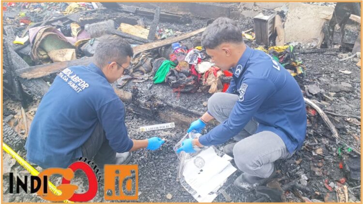 Personil Polda Sumut saat dilokasi rumah kebakaran, Rabu (10/7).