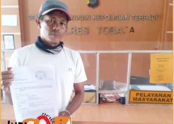 JFS saat membuat laporan di Polres Toba, Jumat (12/7).