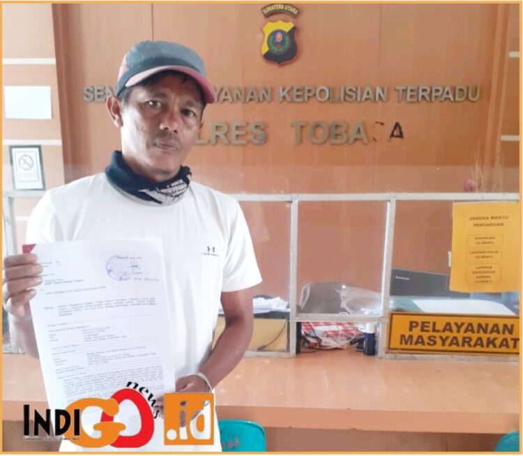 JFS saat membuat laporan di Polres Toba, Jumat (12/7).