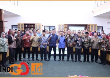 Bupati OKU Timur, Enos saat pimpin rapat umum PUDP, Kamis (11/7/).