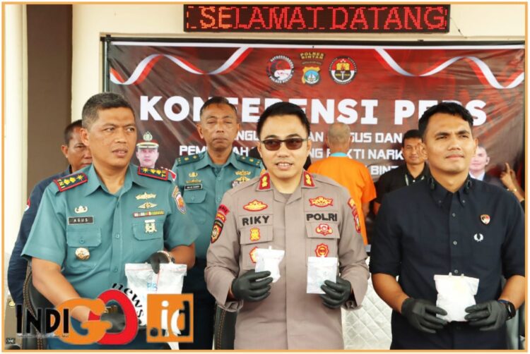 Kapolres Bintan, AKBP. Riky saat pimpin konferensi pers pemusnahan sabu 1kg, Kamis (11/7).