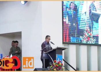 Bupati Toba, Poltak Sitorus saat menyampaikan selamat atas pengukuhan siswa siswi SMA Unggul Angkatan XIII, sekaligus pelepasan Alumni Angkata X, Sabtu (13/7).
 