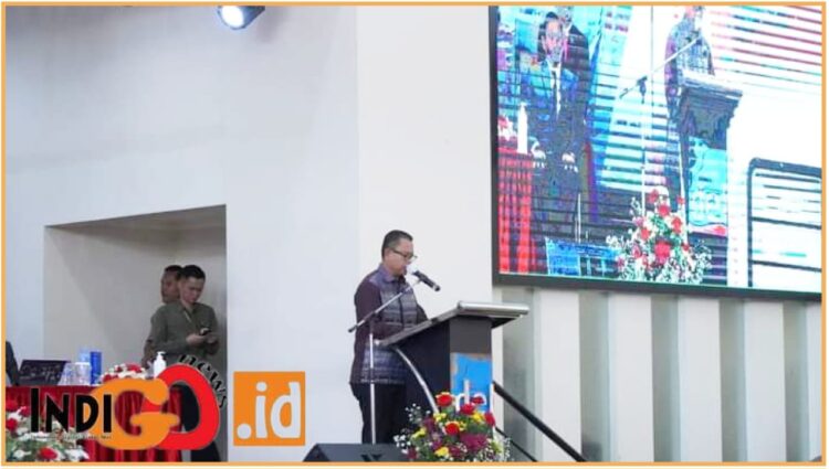 Bupati Toba, Poltak Sitorus saat menyampaikan selamat atas pengukuhan siswa siswi SMA Unggul Angkatan XIII, sekaligus pelepasan Alumni Angkata X, Sabtu (13/7).
 