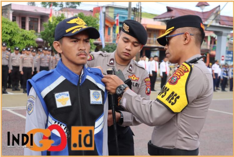 Kapolres Dairi, AKBP. Agus Bahari saat pimpin gelar pasukan, Senin (15/7).